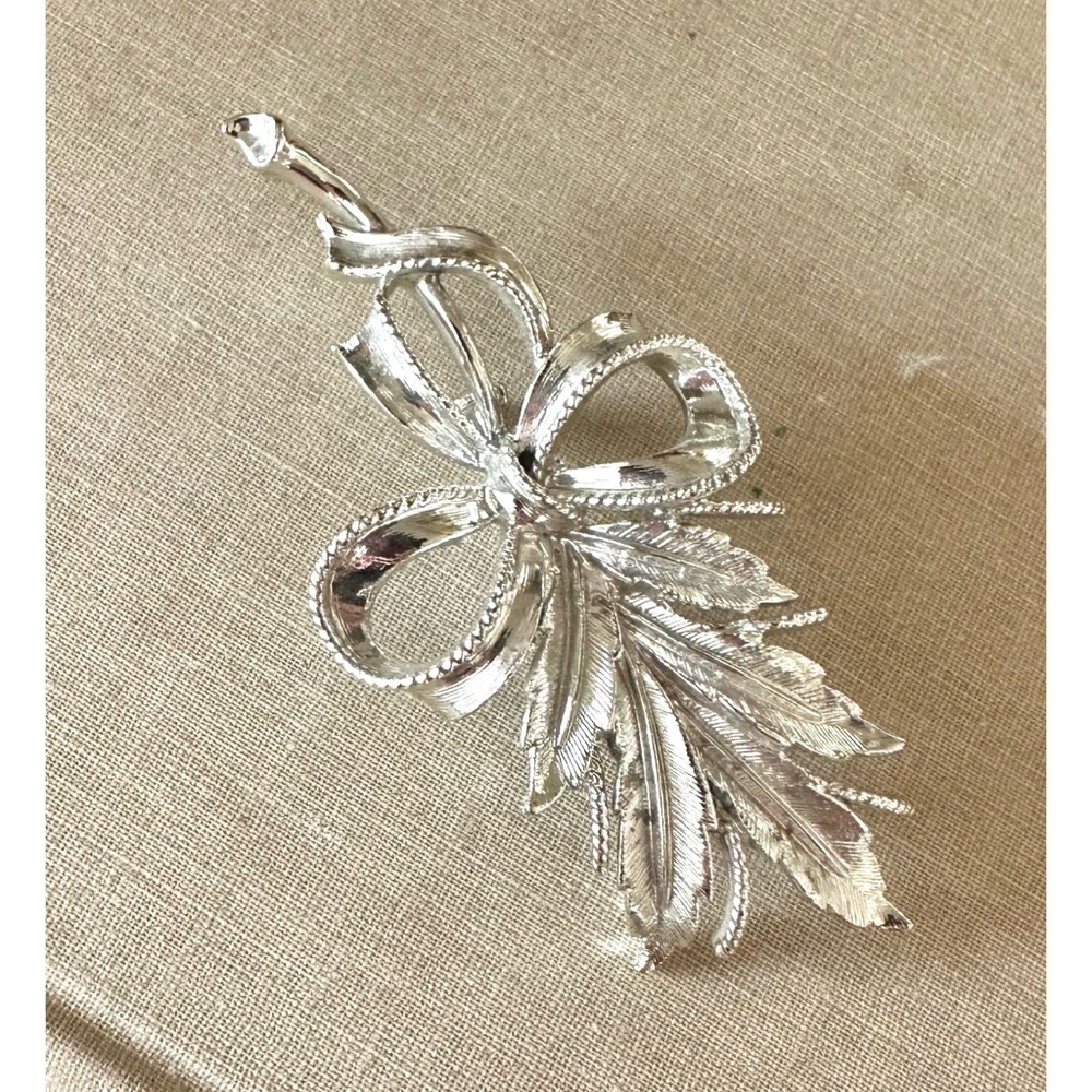 Simple, elegant leaf & bow brooch